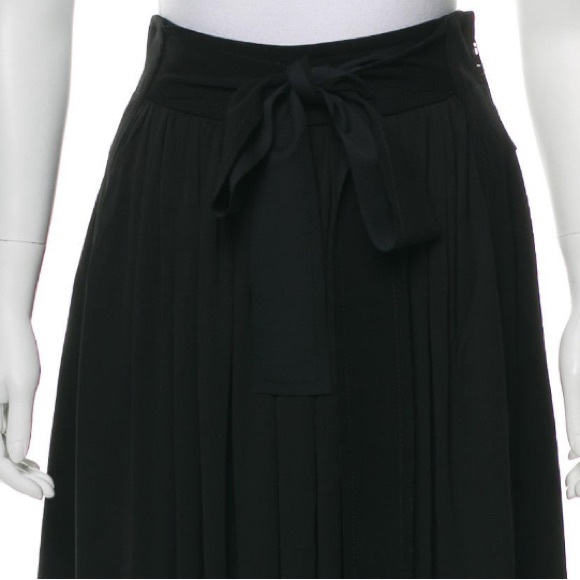 Black Louis Vuitton mini skirt with tonal stitching - Picture 2 of 4